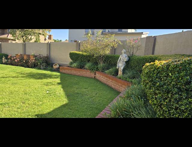 4 BEDROOM HOUSE FOR SALE IN ROOIHUISKRAAL NORTH